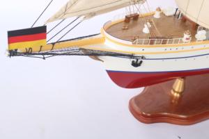 Modèle de bateau à voile en bois fait main allemand avec une forme irrégulière peinte pour la décoration de table à domicile pour la fête des pères - Product Image 2
