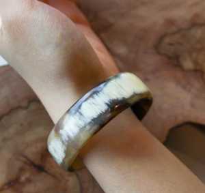 Bracelet et bracelet en corne faits à la main pour un look élégant - Product Image 2