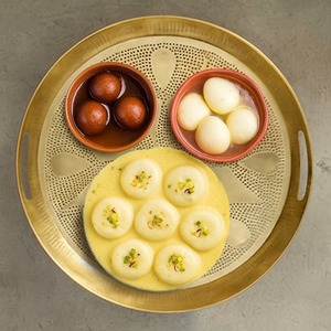 Plateau décoratif à chocolat en métal finition or élégance traditionnelle avec utilité moderne pour votre collection de vaisselle - Product Image 2