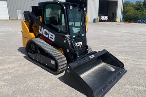 Potente cargadora JCB 215T usada con equipo de construcción y cargadora de ruedas - Product Image 6