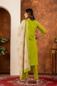 ชุดคุर्ตาสีเขียวปักลายสำหรับผู้หญิง พร้อมผ้าคลุมไหล่พิมพ์ลาย คอลเลคชั่นชุดพื้นเมือง - Product Image 4