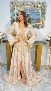 2024 hermoso vestido caftán con diseño deslumbrante bordado trabajo cuentas de cristal secuencias Dabka trabajo hecho de lino de seda - Product Image 2