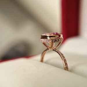 Blush Crown Natural Pink Sapphire 14K Anillo de oro Soft Spark Bold Grace Luz suave Brillo real Tono sutil Timeless Touch Glow - Product Image 4