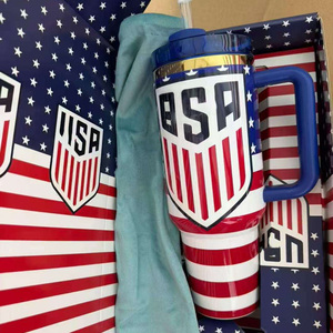 Vasos <span class=keywords><strong>térmicos</strong></span> de acero inoxidable de 40 oz con logo personalizado <span class=keywords><strong>para</strong></span> el partido de fútbol de EE. UU. y México 2026, compatibles con portavasos estándar de automóvil. - Product Image 2