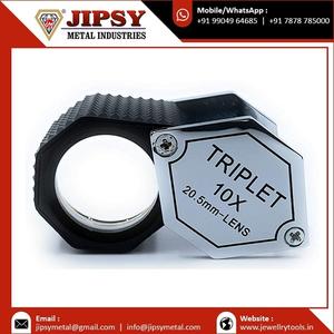 แว่นขยายเพชรแบบสามเลนส์ 10 เท่า ขนาด 21 มม. เลนส์โลหะ สำหรับตรวจสอบเครื่องประดับ ตัวแว่นทำจากอะลูมิเนียม สีดำและโครเมียม พร้อมด้ามจับยาง - Product Image 4