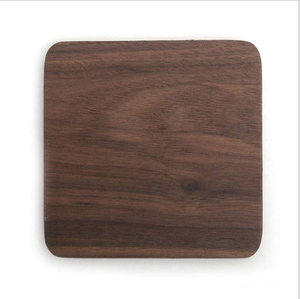 Sous-verres carrés en bois de noyer faits à la main, design contemporain écologique pour la décoration de la maison, utilisation sur table, artisanat Saniya - Product Image 2