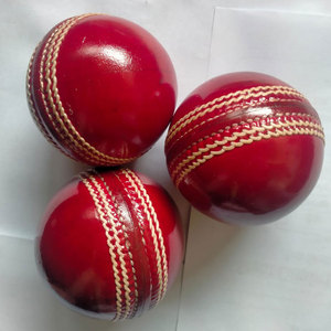 Pelota dura de críquet de cuero rojo personalizada para partidos internacionales - Product Image 3