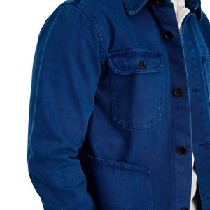 Chaqueta vaquera desgastada para hombre con detalles desteñidos, perfecta para un estilo callejero urbano moderno - Product Image 5