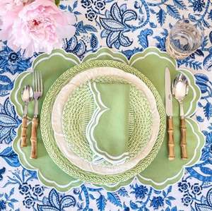 Set de table décoratif en lin avec broderie florale pour une présentation de table élégante, réutilisable et lavable - Product Image 2