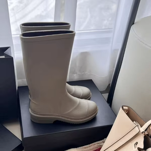 Botas de Lluvia de Goma Personalizadas para Mujer, Botas Wellington hasta la Rodilla, Estilo Chanel, Venta al Por Mayor - Product Image 3