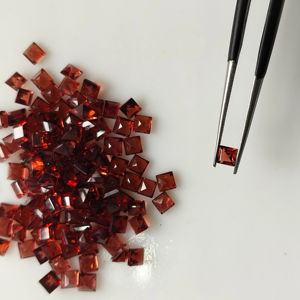 พลอยโกเมนสีแดงธรรมชาติ 2.75 มม. ทรงสี่เหลี่ยมเจียระไนแบบสเต็ปคัต คุณภาพดีที่สุด สำหรับทำเครื่องประดับ - Product Image 1