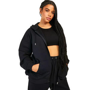 Sweat à capuche à fermeture éclair de base en molleton lourd de couleur noire pour femmes de grande taille avec poches et cordes à boucle en métal - Product Image 1