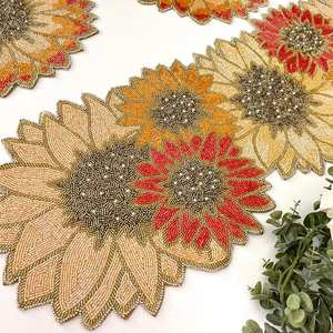 Chemin de table de Noël fait main, fleurs de poinsettia perlées - Product Image 4