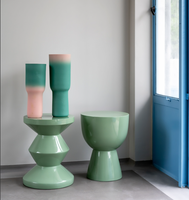Table d'appoint en laque artisanale de haute qualité, finition artistique brillante, pièce d'accent unique pour les espaces contemporains