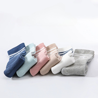 Chaussettes en coton mignonnes antidérapantes à motif numérique, douces et extensibles, avec logo personnalisé disponible pour l'école, le sport et le quotidien, vente en gros