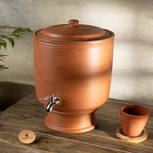 Dispensador de agua de terracota cilíndrico alto con tapa y grifo plateado-Purificador de agua de arcilla natural y enfriador con base - Product Image 1