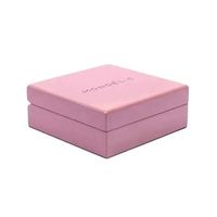 Boîte à bijoux à couvercle rabattable en similicuir rose avec logo personnalisé, boîte cadeau carrée pour pendentif avec doublure en velours blanc