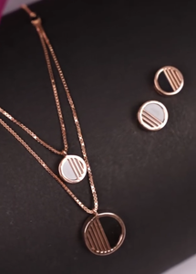 Collar circular en capas de oro rosa con aretes a juego, diseño geométrico moderno a rayas, elegante conjunto de joyería para mujer - Product Image 5