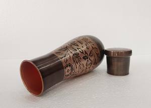 Bouteille en cuivre de qualité supérieure pour un regain d'hydratation quotidien avec un design de bien-être ayurvédique traditionnel - Product Image 4