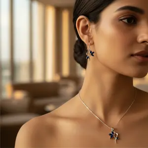Juego de Joyería Fina de Plata 925 con Aretes y Colgante de Flor de Zafiro Azul - Product Image 1