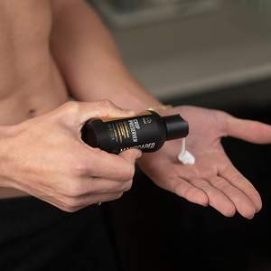 Paquete de Cuidado Personal para Hombre con Recortadora de Vello Corporal y de Zona Íntima con Cuchilla de Cerámica, Tijeras, Desodorante, Gel de Ducha, Crema Calmante y Bolsa de Almacenamiento - Product Image 4