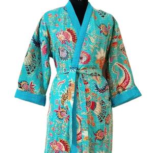 Robe Kantha Bohème Faite Main pour Femmes XL Imprimé Floral Hiver Veste matelassée Varsity Veste Kantha Florale avec Motif de Lettres - Product Image 1