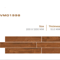 Planches de carrelage en porcelaine effet bois en 200x1200mm dans le modèle « Verrita Wood » avec finition bois par Novac Ceramic India pour les sols de villa