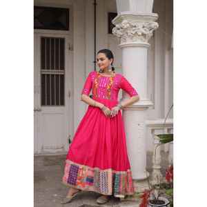 VESTIDO TELAS Y TRABAJO Romano Con Hilo multicolor con trabajo de espejo y Maslin - Product Image 1