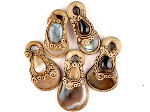 Mélange naturel de pierres précieuses en argile polymère visage concepteur fait à la main pierre précieuse de guérison cristal ethnique pendentif bijoux anciens pendentif pierre - Product Image 6