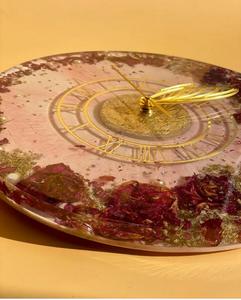 Curado: Después del vertido, el reloj de resina necesita tiempo para curar (generalmente 24-48 horas) para endurecerse. - Product Image 3