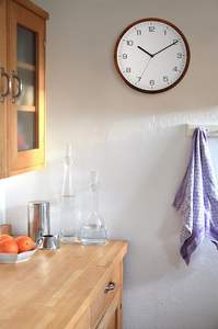 Horloge murale ronde en bois de 12 pouces à piles pointeur en métal silencieux sans tic-tac et couvercle en verre pour bureau cuisine chambre - Product Image 5