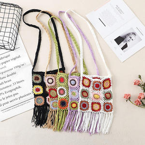 กระเป๋าถักโครเชต์ลาย Granny Square แบบวินเทจ พร้อมพู่ห้อย ทำจากเส้นด้ายทอมือ สะพายไหล่เดียวหรือสะพายข้าง ทำด้วยมือจากโพลีเอสเตอร์ สไตล์ชาติพันธุ์ - Product Image 3
