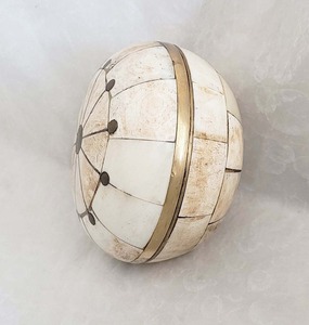 Joyero redondo antiguo de estilo náutico hecho a mano de hueso pulido y latón para almacenar artículos preciosos - Product Image 6