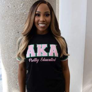 2025 camiseta XAKA Doctor educada para mujer, camiseta gráfica informal, Camiseta de algodón inspirada en la Hermandad, ropa griega con estampado de letras rosa y verde - Product Image 4