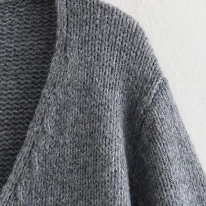 Femmes nouveau modèle nœud à manches longues col en v tricoté chemisier pull décontracté et confortable pour la saison d'automne en gros - Product Image 4