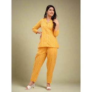 Ensemble de shorts 2 pièces imprimés jaunes pour femmes au-dessus du genou - Product Image 1