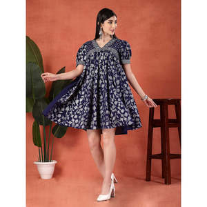 ชุดเดรสผ้าฝ้ายพิมพ์ลายสีน้ำเงินสำหรับผู้หญิง คอวี ระบายอากาศได้ดี ไซส์ XS-XL แฟชั่นทรงเอ็มไพร์ระบายช่วงเข่า แต่งระบาย เหมาะสำหรับใส่กลางวัน - Product Image 4
