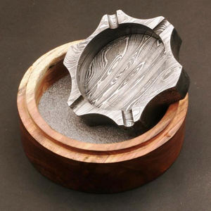 Cenicero de Acero de Damasco de Diseño, Cenicero de Metal Decorativo Hecho a Mano, Elegante Accesorio para Fumar para el Hogar Moderno y Cafeterías - Product Image 1