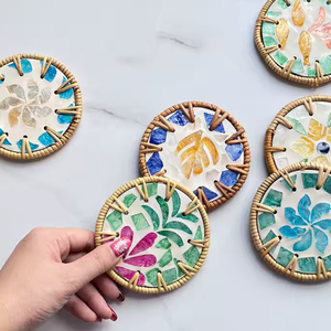 Sous-verres en osier de Style fleur colorée motif de panier de coquille rotin de blocage de couleur pour la décoration de bureau faite à la main au Vietnam - Product Image 2