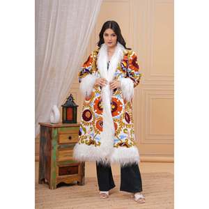 Veste en fausse fourrure brodée à la main pour femmes, style Sujani floral, avec embellissements élégants, idéale pour les occasions festives - Product Image 4