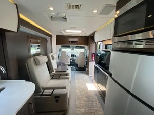 Unité de voyage L-e-i-s-u-r-e T-r-a-v-e-l U24MB d'occasion 2019 prête à la vente - Product Image 4