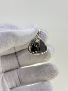 Colgante de Boda Clásico de Lujo Hecho a Mano, Personalizable, Natural e Impresionante, de Plata de Ley con Turquesa Búfalo en Forma de Trillón - Product Image 2