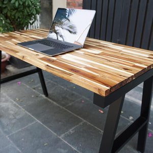 HBWD017 Escritorio de PC de Madera Maciza de Acacia de 120x60cm, Diseño Simple, Patas de Hierro, Plegable y Portátil para Hotel, Hogar u Oficina, Requiere Ensamblaje - Product Image 5