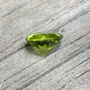 พลอยเพอริดอทดั้งเดิมเกรด AA สีเขียวเข้มทรงเหลี่ยมเจียระไนขนาด 10x10 มม. น้ำหนัก 5-8 กะรัต หุ้มด้วยแว็กซ์/น้ำมัน สำหรับทำเครื่องประดับ - Product Image 4