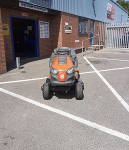 Tondeuses autoportées Husqvarna TC242T à vendre - Product Image 1