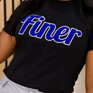 Finer Chenille Tee Negro con letras bordadas azules Sorority Apparel Cotton Collegiate Greek Life Mujeres Camisa bordada - Product Image 3