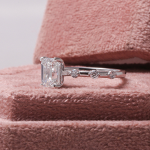 Anillo de compromiso de diamante de corte esmeralda cultivado en laboratorio, de 14K oro macizo, certificado IGI, lujoso anillo de regalo con pavé para mujer - Product Image 4