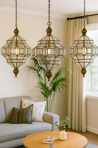 เหล่านี้เป็นสามทองเหลืองโบราณเรขาคณิตและโคมไฟโมร็อกโกแก้วใสสำหรับการตกแต่งภายในที่มีอยู่ในราคาขายส่ง - Product Image 3