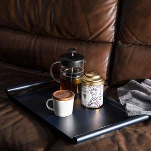 Plateau de service en métal fait main, fabriqué en Inde, résistant au lave-vaisselle et au micro-ondes, élégant et moderne, accessoire décoratif pour la salle à manger - Product Image 2