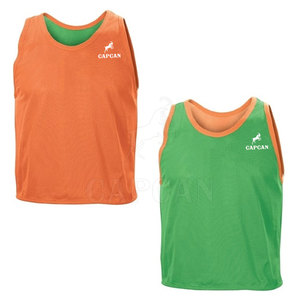 Bavoirs d'entraînement réversibles à double face durables de style à motif personnalisé gilet d'équipe sportive pour la pratique fabriqué au Pakistan - Product Image 1